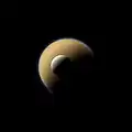 Rhea a Titan na pozadí