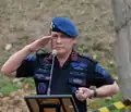 Salutující inspektor policie v Indonésii