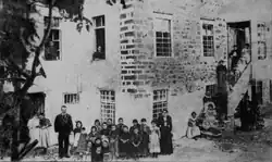 První albánská škola pro dívky, Korçë, 1899. Učitelé Poliksena Luarasi a Thanas Sina se studentkami
