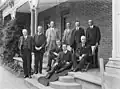 Canberra - první setkání vládního kabinetu. První zleva stojí Eric Bowden, ministr obrany. 1924