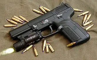 Five-seveN USG s taktickou svítilnou