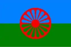 Vlajka Romů schválená v roce 1971, vytvořená v roce 1933