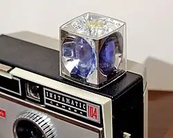 Kodak: Flashcube se skládala ze čtyř elektricky odpalovaných baněk spolu s reflektory, uspořádané do tvaru krychle. Po každé expozici se krychle otočila o 90 stupňů, a dovolovala tak pořídit čtyři snímky za sebou.