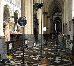 Práce se záblesky v interiéru kostela