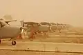 Letouny Cessna 172 Skyhawk iráckého letectva v Kirkúku za písečné bouře