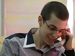 Šalitova fotka při prvním telefonickém rozhovoru s rodiči po pětiletém zajetí