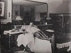 Florence Nightingale krátce před svou smrtí u sebe doma, 1910