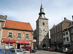 Náměstí l'Hotel de Ville s kolegiátním kostelem svatého Gangulfa