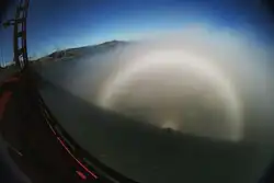 Bílá duha, gloriola a vidmo pozorované u Golden Gate Bridge v San Franciscu