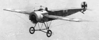Ukořistěný Fokker E.III 210/16 v letu u města Upavon, v hrabství Wiltshire, v roce 1916