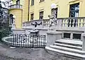Sochařská výzdoba exteriéru vily (východní strana)