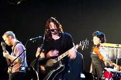 Jessy Greene (vpravo) s Davem Grohlem při vystoupení skupiny Foo Fighters