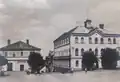 Skuteč-náměstí v pozadí s rodným domem Jaroslava Kopeckého