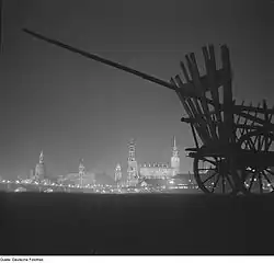 Drážďany. Pohled z japonského paláce na jihovýchod starého města v noci (se siluetou žebříňáku), 1933–1944