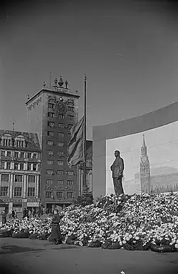 Čestná stráž před sochou Josefa Stalina a horou květin, Lipsko, 1953