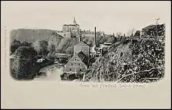 Černobílá historická fotografie pivovaru z roku 1902 zachycuje provoz při pohledu od východu. V popředí jsou patrové budovy, za nimiž je patrný vysoký tovární komín. V pozadí na výšině stojí frýdlantský hrad