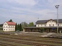 Část kolejiště frýdlantského nádraží. V pozadí jsou dvě budovy – napravo staniční budova (čp. 638), za níž je skryté bývalé úzkorozchodné nádraží, a vlevo objekt čp. 3217.