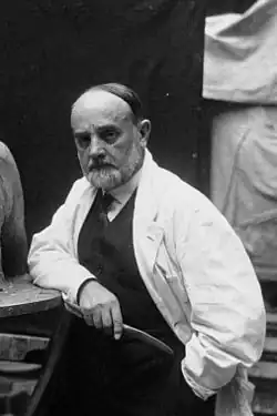 François Cogné v roce 1931, fotografie agentury Meurisse ukazující umělce vedle busty Clemenceau