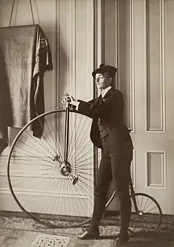 Frances Benjamin Johnston, autoportrét s falešným knírem, 1890