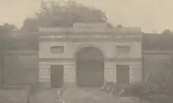 Františkova brána na fotografii pořízené před rokem 1884