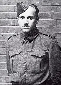 František Pavelka focený před zdí v londýnském Porchester Gate