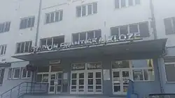 Hlavní vstup do budovy hlavní tribuny (červenec 2019)