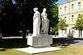 Dvě ženy, Františkovy Lázně před Městským úřadem