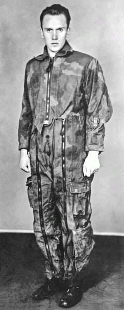 František Pavelka v maskovací ochranné parašutistické kombinéze (1941)