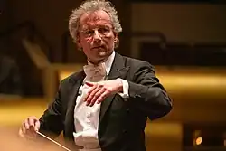 Franz Welser-Möst dirigující Newyorskou filharmonii (2020)