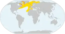 Rozšíření papuchalka severního oranžově: hnízdiště žlutě: zimoviště