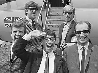 Freddie and the Dreamers roku 1964. Zleva: Bernie Dwyer, Pete Birrell, Freddie Garrity, Derek Quinn, Roy Crewdson.