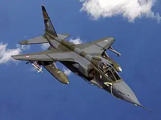 Jaguar A francouzského letectva při doplňování paliva nad Jaderským mořem v rámci podpory operace Joint Forge