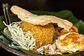Nasi goreng s kuřecím masem, smaženým vejcem a krevetovým chipsem