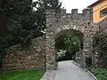Hradební zeď s městskou bránou
