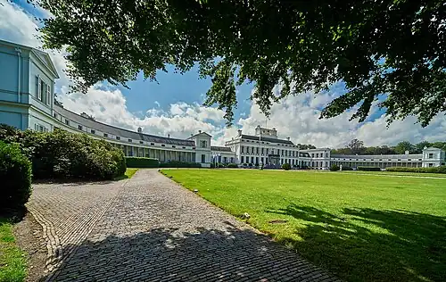 Před palácem