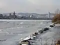 Pohled proti proudu z Donauinselu ve Vídni během neobvykle chladné zimy v únoru 2006. Dunaj zamrzá jen jednou nebo dvakrát za život.