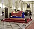 Rakev s ostatky královny v Trůnním sále královského paláce