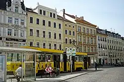 Barevná fotografie autobusové zastávky na náměstí v Görlitz