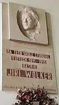 Pamětní deska věnovaná Jiřímu Wolkerovi (1969) - vstupní hala