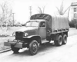 GMC CCKW 353 s uzavřenou kabinou a navijákem