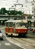 Tramvaj T3, evidenční číslo 7769/7770 na lince 4 odbočuje z nábřeží na Nám. Ľudovíta Štúra, ještě když tudy linka jezdila obousměrně