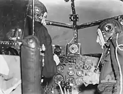 Pilot Lancasteru u přístrojů vlevo, palubní inženýr vpravo