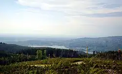 Výhled z hory na Bellingham a Whatcomské jezero.