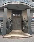 Vstupní portál se sochami L. Šalouna