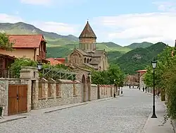 Gamsachurdiova ulice ve Mcchetě, v pozadí katedrála Sveticchoveli