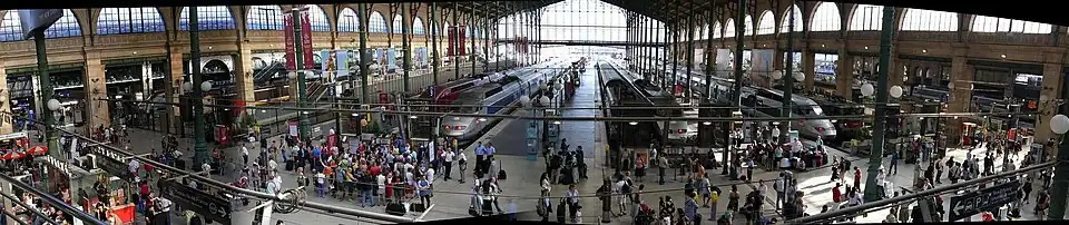 Panoramatický pohled na interiér nádražní haly