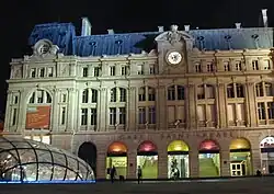 Nádražní budova v noci