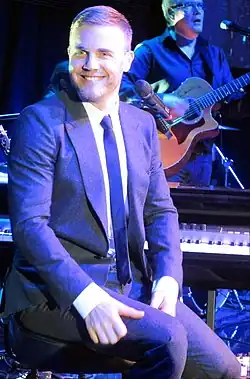 Gary Barlow vystupuje na své sólo tour