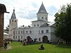 Věžová brána obchodního domu