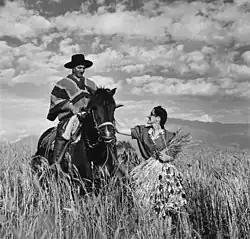 Señora Maria Vial de Prieto petting gaucho's horse „Prique“
